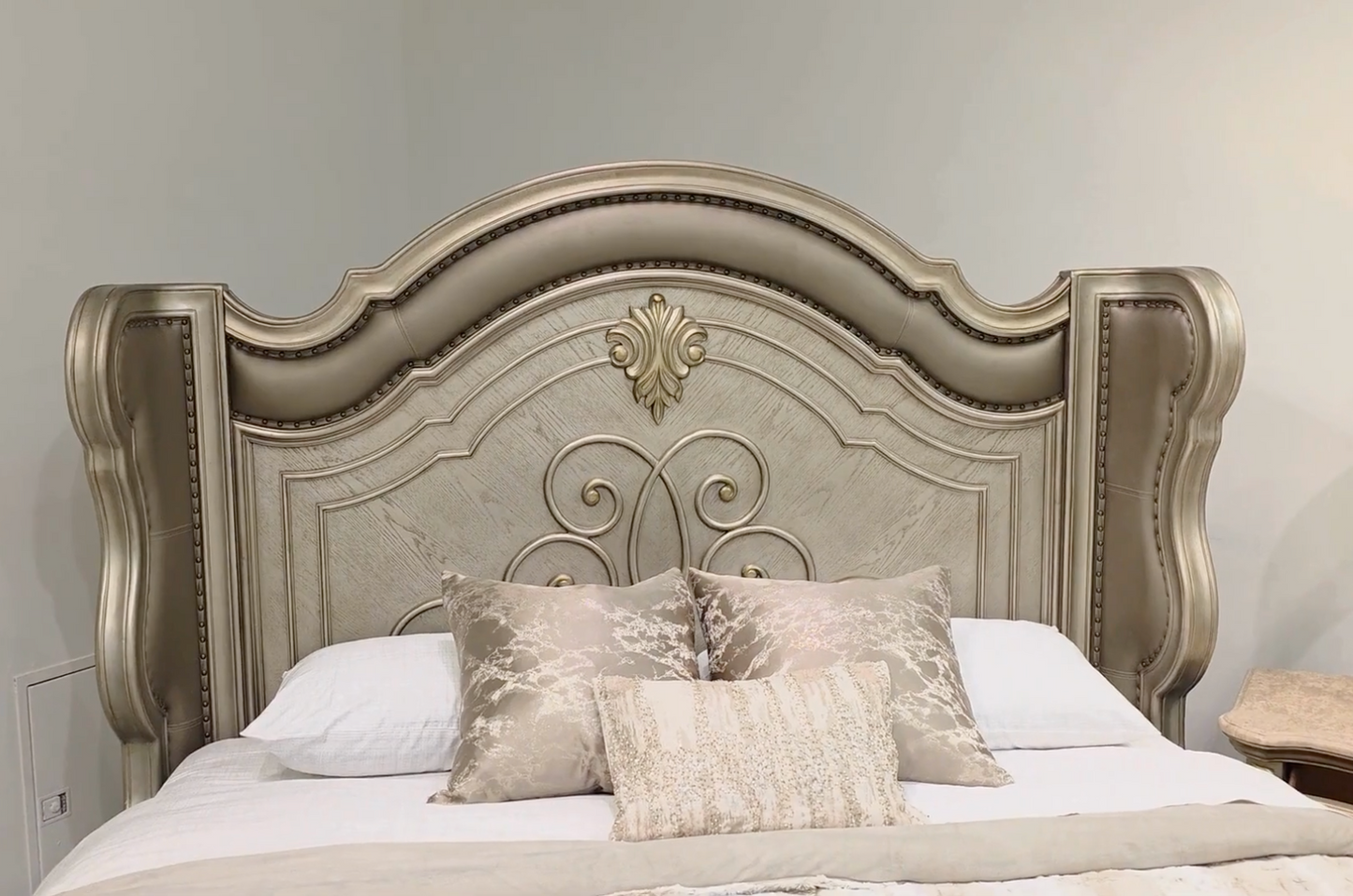Bella Bedroom Set in Champagne