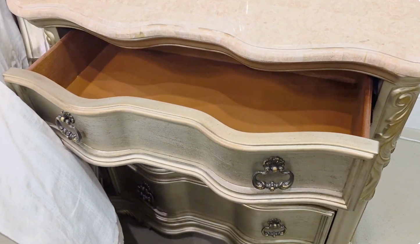 Bella Bedroom Set in Champagne
